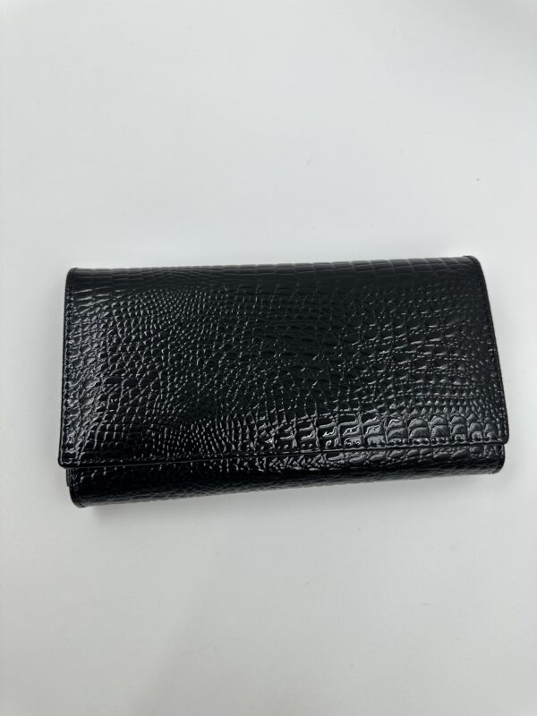 Дамски портфейл от естествена кожа и лак в черно MD Style