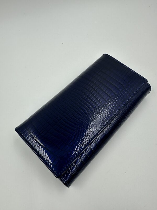 Дамски портфейл от естествена кожа и лак в синьо MD Style