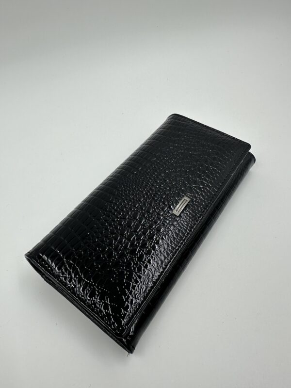 Дамски портфейл от естествена кожа и лак в черно MD Style